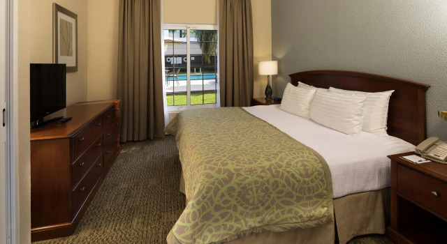 Двухместный люкс c 1 комнатой Staybridge Suites Monterrey San Pedro by IHG