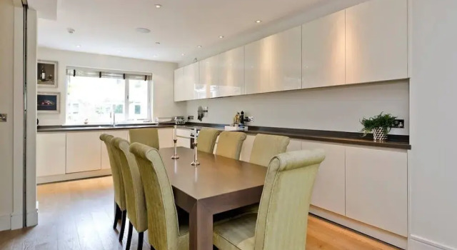 Коттедж 4 Bedroom House, Holland Park