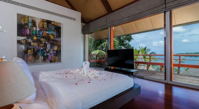 Surin Beach Oceanfront Villa with Ocean and Beach views, Забронировать Вилла Отели Южного Таиланда с парковкой, Парковка