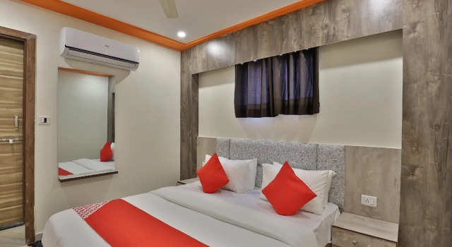 OYO 37359 hotel shiv villa, Забронировать Отель Манинагар Ахмадабад, рядом с Озеро Канкария