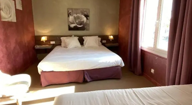 Четырёхместный номер Standard Logis Hôtel Médiéval, Montélimar Nord