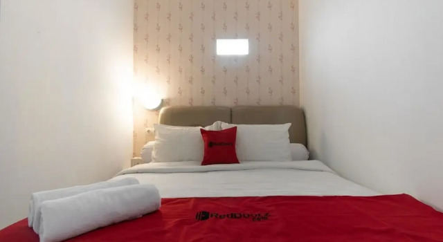 Standard Doppel Zimmer RedDoorz Plus near Trans Studio Cibubur 2
