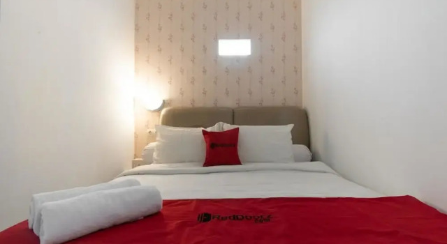Standard Double room RedDoorz Plus near Trans Studio Cibubur 2