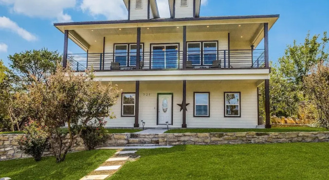 Luxury Granbury Home w/ Game Room: Steps to Lake!, Забронировать Отель Отели Гранбери с парковкой, рядом с Гольф-клуб Harbor Lakes, Парковка