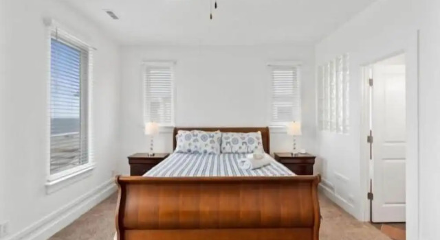 Кровать в общем номере с 6 комнатами A Shore Thing 2 - Oceanfront And Pet Friendly Home - See The Sunrise, Hear The Waves, Feel The Breeze - Large Oceanfront Balcony 6 Bedroom Townhouse by RedAwning