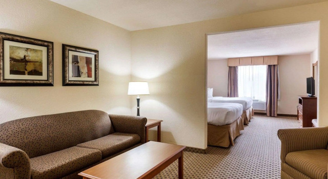 Четырёхместный люкс Quality Suites Huntsville Near University
