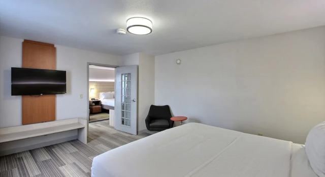 1 makuuhuone Sviitti Holiday Inn Express Hotel & Suites Milwaukee Airport by IHG