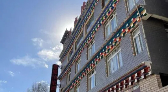 Yanting Yijia Homestay, Rezerwuj Hotel Hotele w Luhuo z parkingiem, Parking