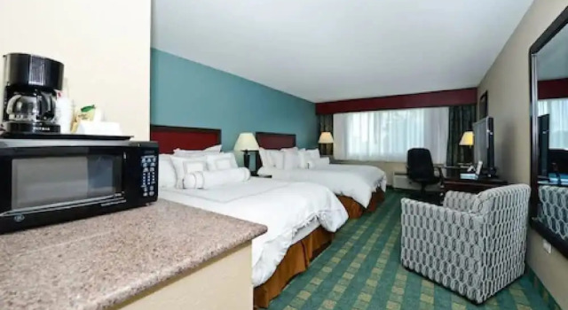 Четырёхместный номер Deluxe Causeway Bay Hotel