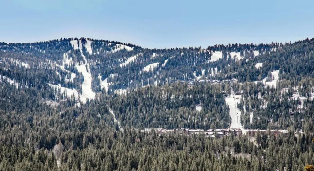 Коттедж New Listing in the Heart of the Village at Northstar! Iron Horse South 106