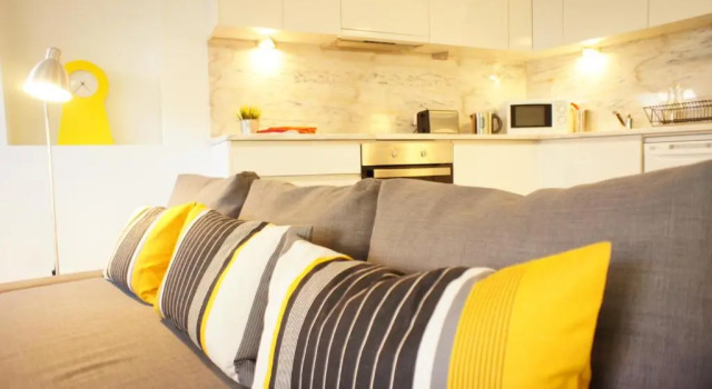Апартаменты Charming Apartment Tram 28