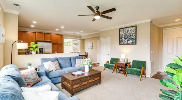 6 Mi to Dtwn Reno: Mtn-view Retreat w/ Fireplace!, Rezerwuj Hotel Reno Stany Zjednoczone