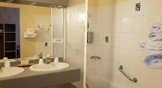 Семейный номер Standard с балконом Logis Hôtel-Restaurant LE FONTARABIE