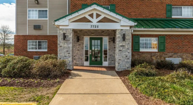 HomeTowne Studios & Suites by Red Roof Charlotte - Concord