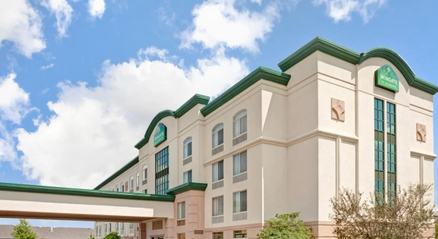 Кровать в общем номере Wingate by Wyndham Tinley Park