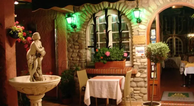 Трёхместный номер Standard Logis Hôtel Restaurant les Charmettes