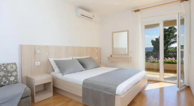 Apartments by the sea Brela, Makarska - 18814