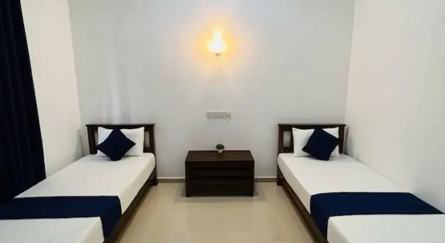 Кровать в общем номере Yala Mangora Inn