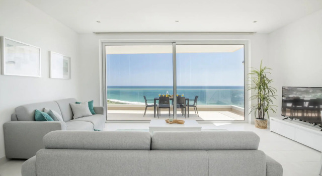 5 Beach View Apartment in Porto de Mos 150 metres from the beach!, Varaa Huoneisto Lagos Albufeira