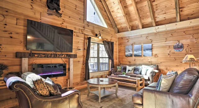 Коттедж с 3 комнатами с балконом 1 Mi to Dtwn Gatlinburg: Cabin w/ Game Room