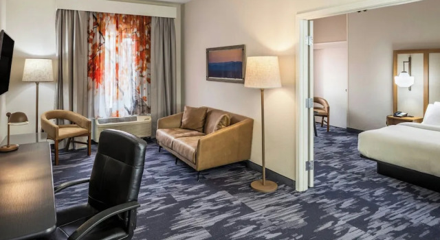 Люкс Fairfield Inn & Suites Butler