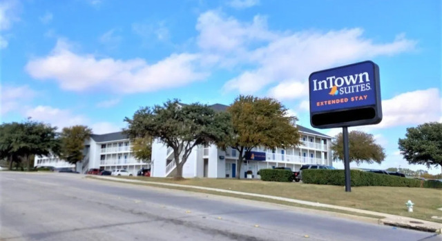 InTown Suites Extended Stay Lewisville TX Valley View Dr, Забронировать Отель Отели Льюисвилл с парковкой, Парковка