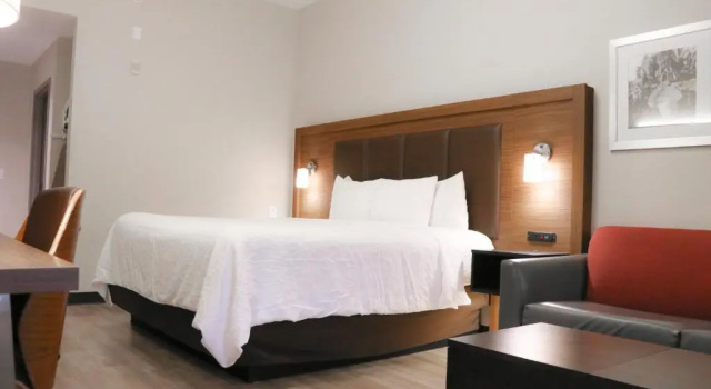 Двухместный номер Mobility Accessible Days Inn & Suites by Wyndham Fort Myers Near JetBlue Park