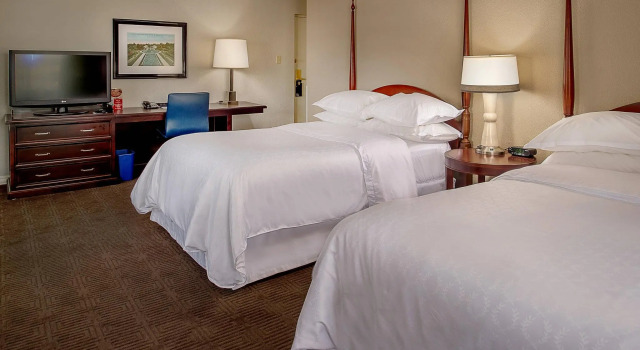 Четырёхместный номер Standard Sheraton Westport Chalet Hotel St. Louis