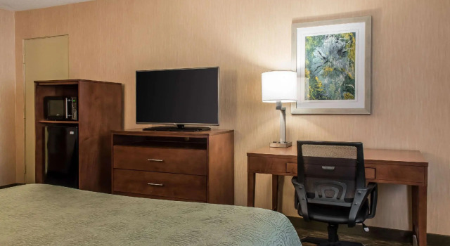 Четырёхместный номер Standard Quality Inn Bedford