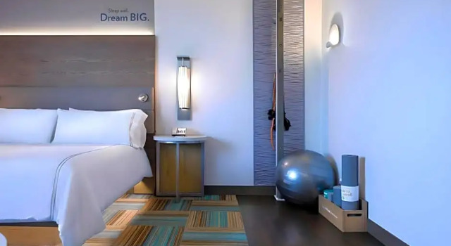Четырёхместный номер Standard EVEN Hotel Omaha Downtown - Old Market by IHG