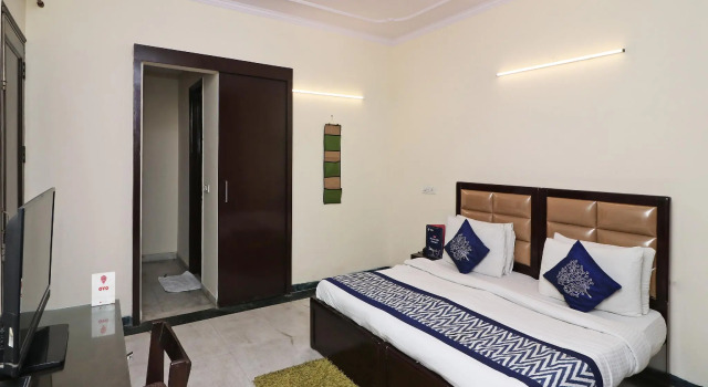 OYO 15202 Kanny Residency, Забронировать Отель Нойда штат Уттар-Прадеш