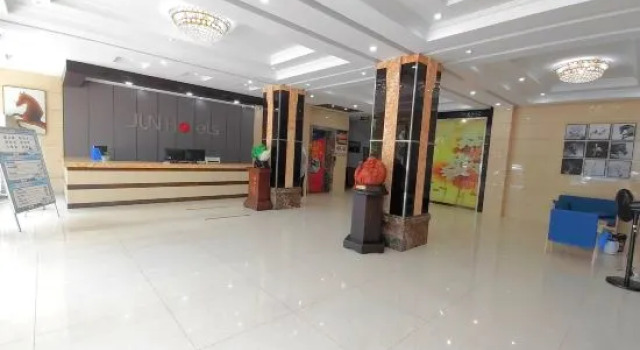 Junyi Chain Hotel (Anqing Tongcheng City Transportation Hub Center Tongcheng Station)