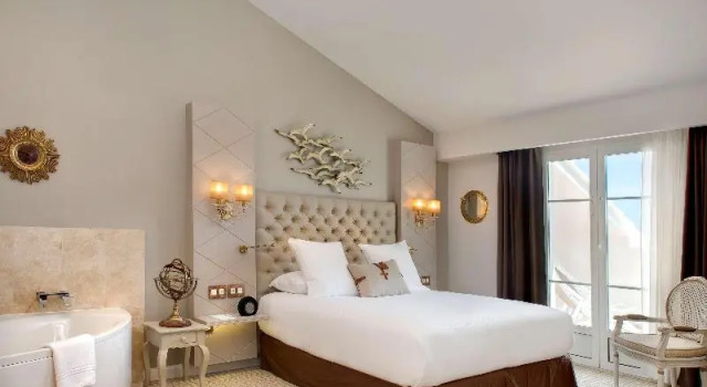 Двухместный семейный номер Standard с балконом Grand Hotel Des Sablettes Plage, Curio Collection By Hilton