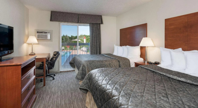 Четырёхместный номер Standard с видом на бассейн Travelodge by Wyndham Gananoque