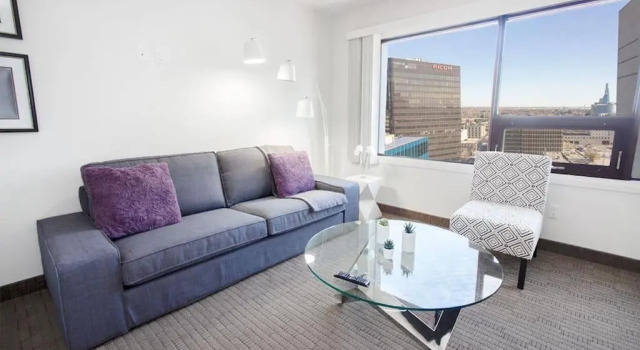 Апартаменты Modern Downtown One-bedroom Suite With Parking