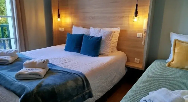 Четырёхместный номер Comfort с балконом Hotel Mendionde