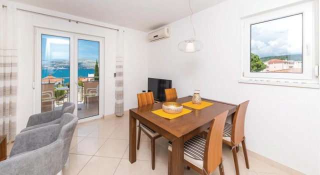 Nice Apartment in Okrug Gornji With 1 Bedrooms and Wifi