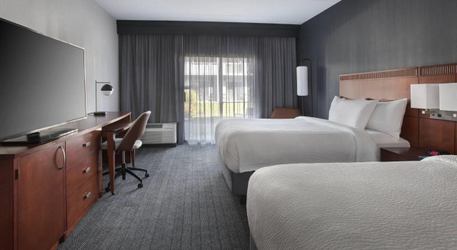 Четырёхместный номер Standard Courtyard by Marriott Poughkeepsie