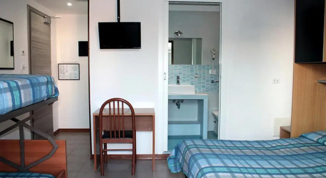 Четырёхместный номер Standard с балконом Hotel Ondina