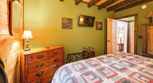 Коттедж Cozy Couples Getaway w/ Hot Tub: 'fox Ridge Cabin'