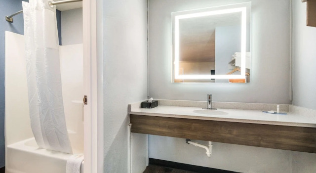 Люкс с частичным видом Quality Inn - On The Lake Clarksville-Boydton