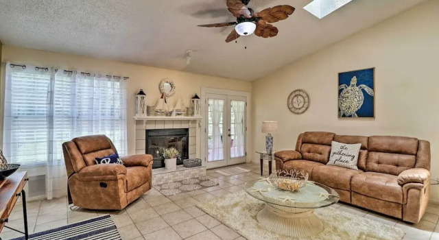 Pet-friendly Amelia Island Home ~ 1 Mi to Beach!, Забронировать Отель Амилия Jacksonville Coast, рядом с Baptist Medical Center - Nassau