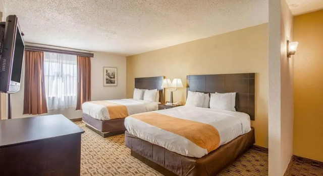 Четырёхместный люкс Luxury Coratel Plus Suites Wichita West Airport
