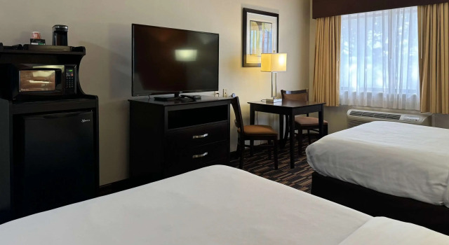 Четырёхместный номер Standard Comfort Inn Maumee - Perrysburg Area