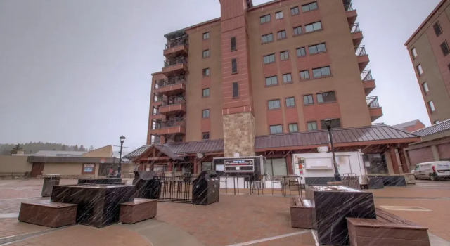 Steps to Downtown Main Street & Ski In Ski Out!, Rezerwuj Apartament Hotele w Vail Ski z parkingiem, Parking