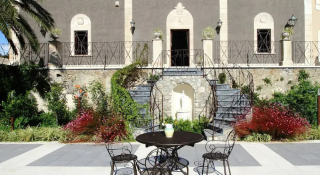 Elegant, Historical Villa with Swimming Pool in Rural Region near Etna