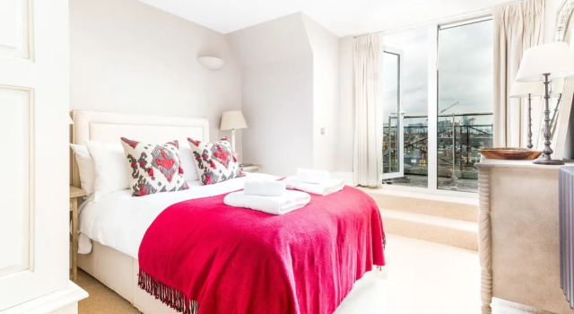 Luxury Battersea Park Home with Stunning Views, Забронировать Отель Баттерси Лондон, рядом с Мост Челси