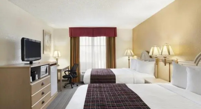 Четырёхместный номер Standard с видом на озеро The Palms Inn & Suites Miami, Kendall, FL