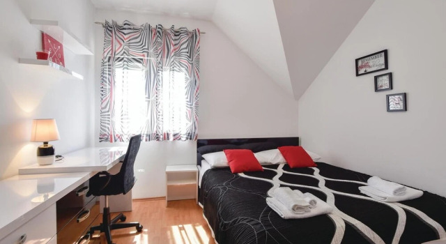 Stunning Home in Dugopolje With Wifi and 4 Bedrooms