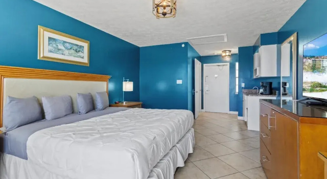 Студия Oceanfront Inn Suite #12- Ocean View Balcony - King Bed
